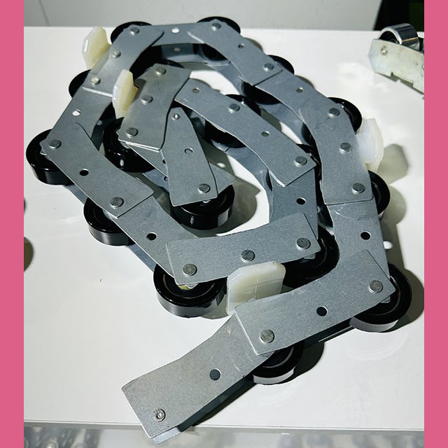 Цепь огибающая поручня эскалатора однорядная 17 роликов шаг 75мм L=1374мм BLT Schindler SEC Xizi Otis