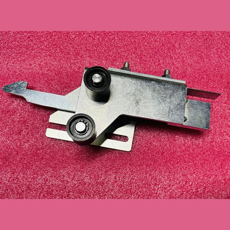 Замок двери шахты Q=400кг правый 0411К.26.01.090 КМЗ