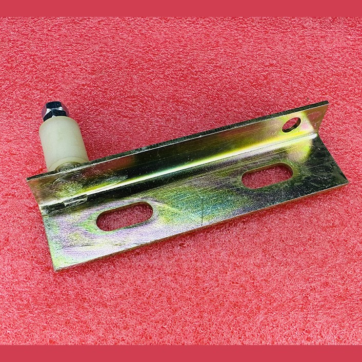 Кронштейн двери больничного лифта нижний правый 053Н.03.10.400А ЩЛЗ