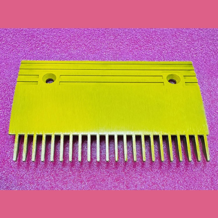 Гребенка эскалатора алюминиевая желтая правая B TravelMaster KM5130668H02 Kone