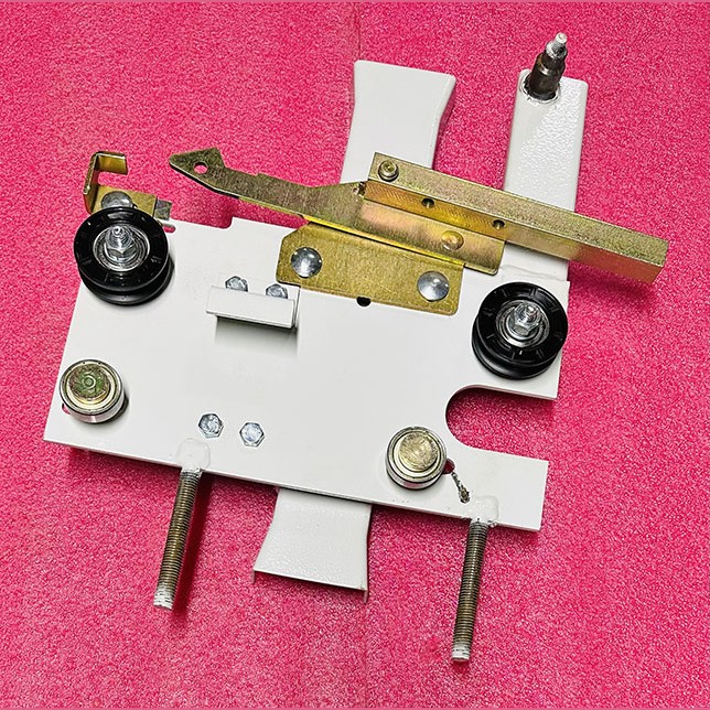 Каретка двери кабины с замком старого образца проем 1200мм левая 0721.03.91.040 ЩЛЗ