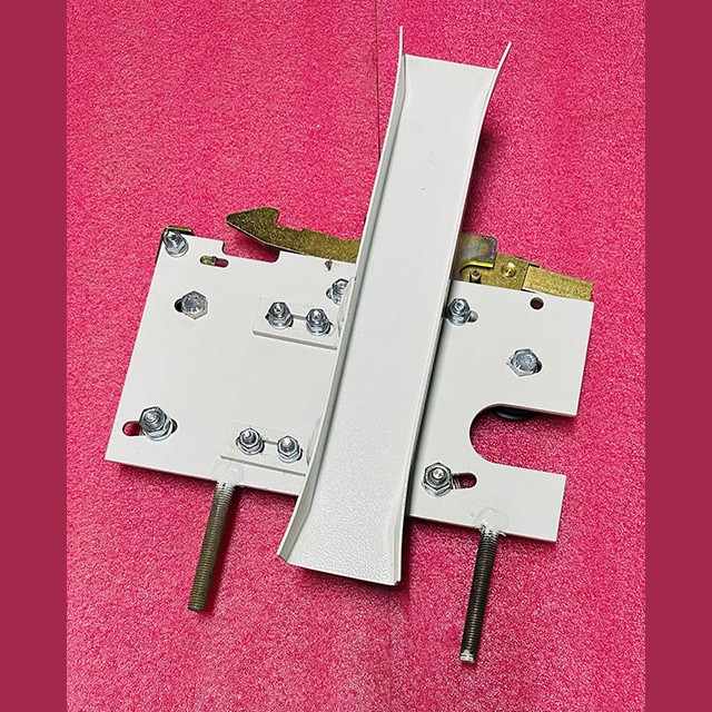 Каретка двери кабины с замком старого образца проем 1200мм правая 0721.03.91.040-01 ЩЛЗ