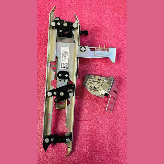 Отводка дверей кабины левая с замком L-460 mm 40/10 VF - 50/11 VF T2 CDL-VF00CI000 Fermator