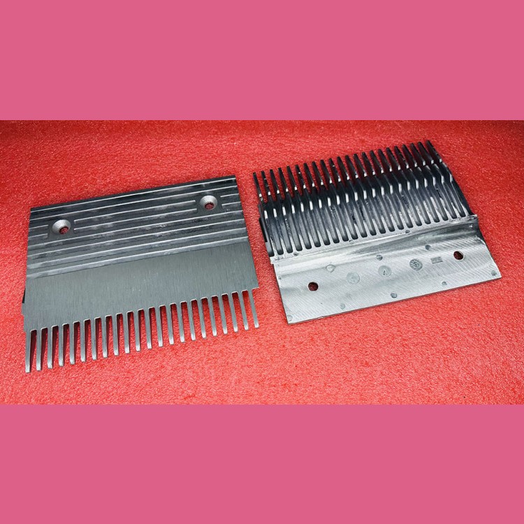 Гребенка траволатора алюминиевая GD-AlSi12 левая 22 зуба тип B TravelMaster KM5270417H01 Kone