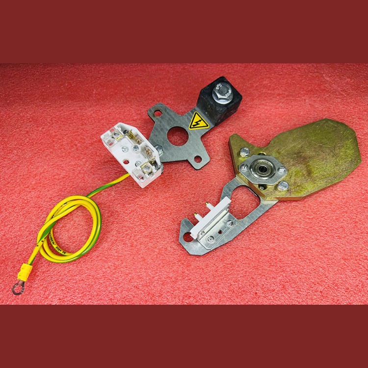 Замок двери кабины 0463Б.03.50.400-01 МЛЗ