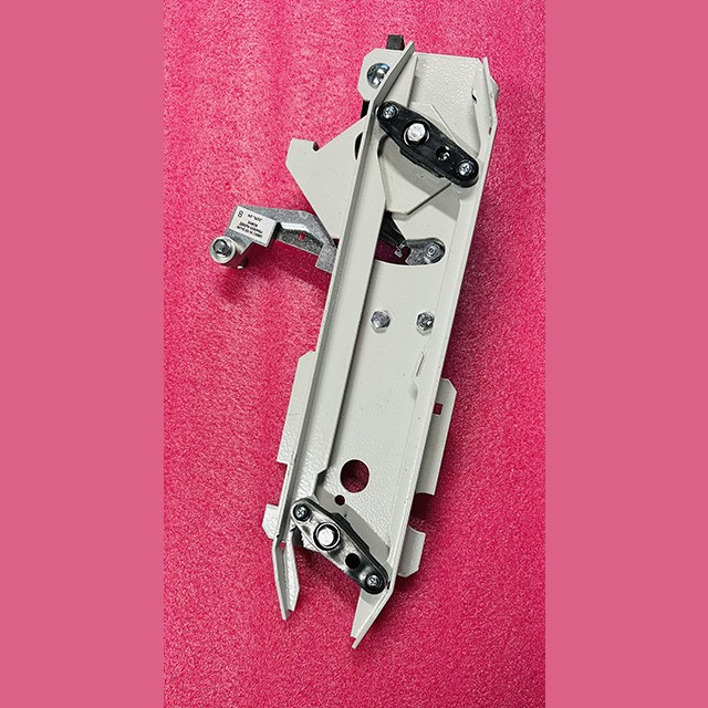 Отводка дверей кабины правая 0411Е.03.10.060МП-02 Ecomaks ЩЛЗ