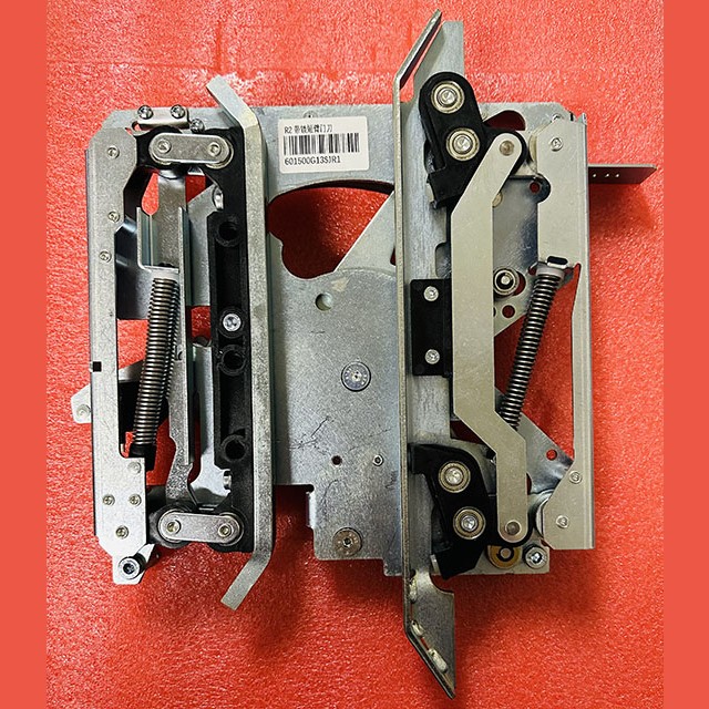 Отводка дверей кабины правая центрального открытия NH=300mm  KM601500G13 Kone