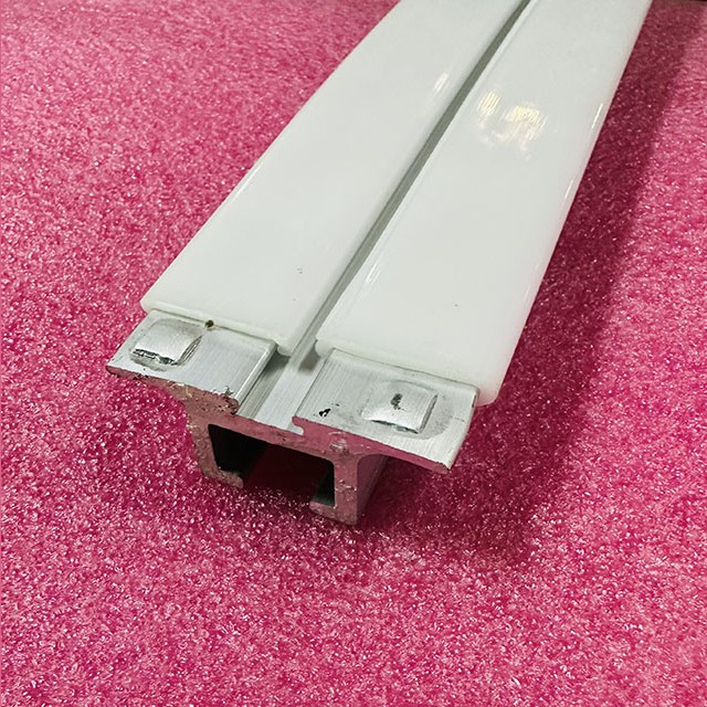 Направляющая поручня алюминиевая (изогнутая, возврат. ход, нижняя площадка, 35гр. 2 гор.ступ.) L=1191 мм GAA402BLZ2 Otis