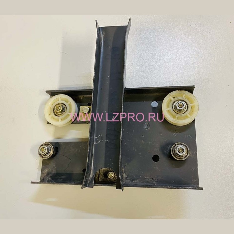 Каретка двери кабины левая проем 700мм 0411К.23.10.010 КМЗ