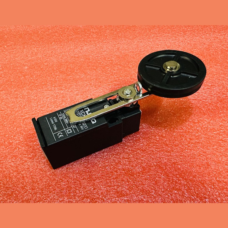 Выключатель XCK-P регулируемый рычаг с роликом d=50mm