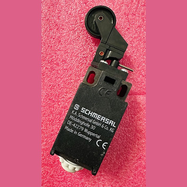 Выключатель рычаг с роликом с фиксацией Z4K 236-11R-M16-1816-2 SCHMERSAL